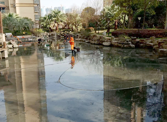 武陵景观池淤泥清理
