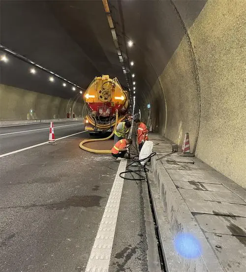 武陵隧道排水渠清淤